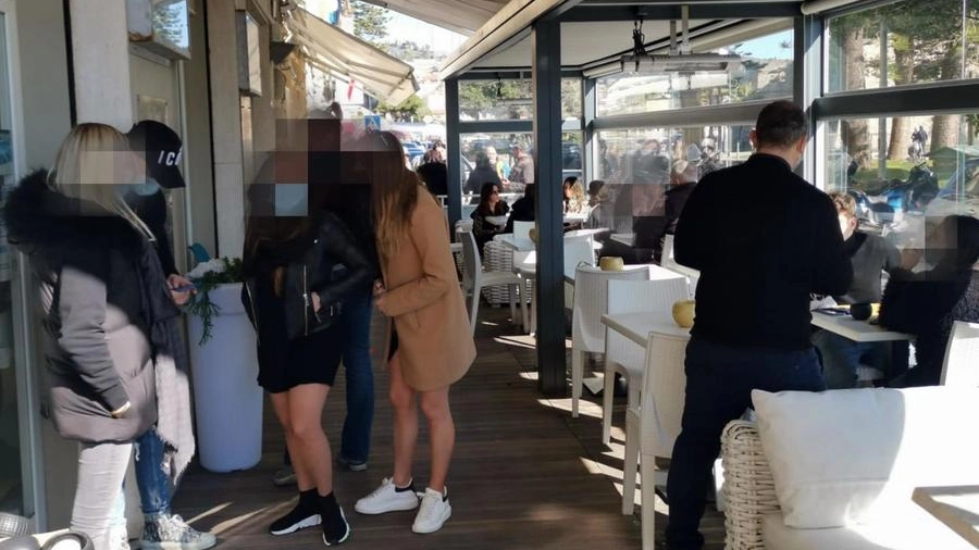 Un ristorante affollato sulla Riviera di Ponente nonostante la 'zona arancione' (Ansa)