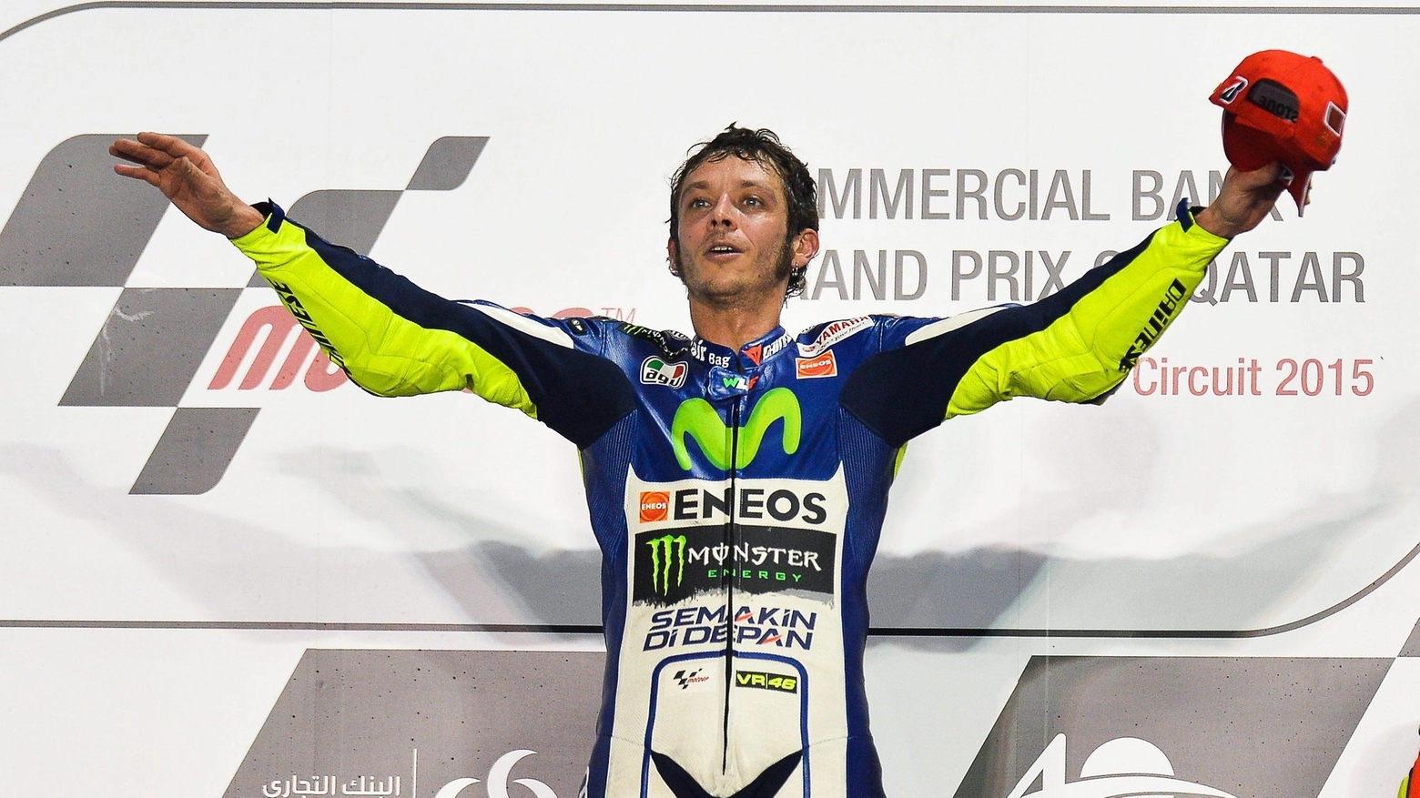 Valentino Rossi esulta sul podio (Foto Ansa)