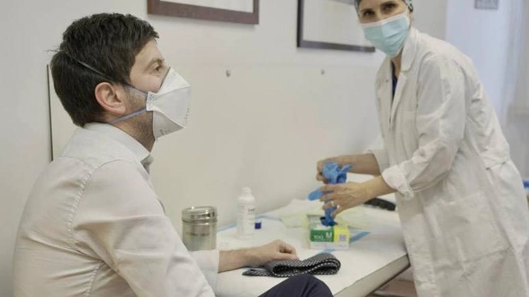 Il ministro della Salute, Roberto Speranza, 42 anni, si è vaccinato 