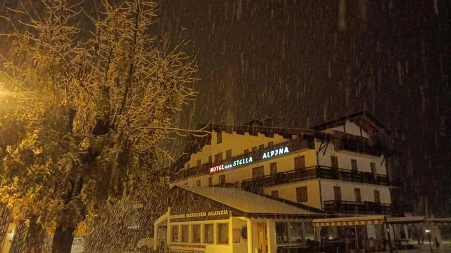 Prima neve di stagione a Falcade, sulle Dolomiti bellunesi (Ansa)