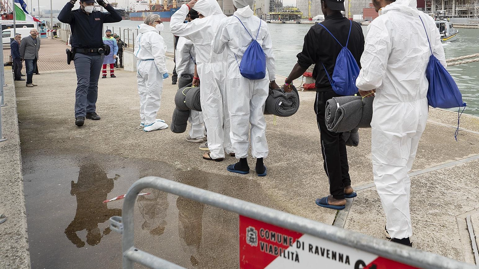 Migranti al porto di Ravenna. Via i due presunti scafisti