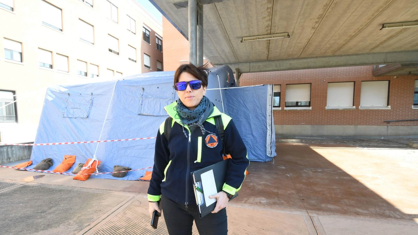 Una delle tende montate davanti all’ospedale di Rovigo e un membro della protezione civile