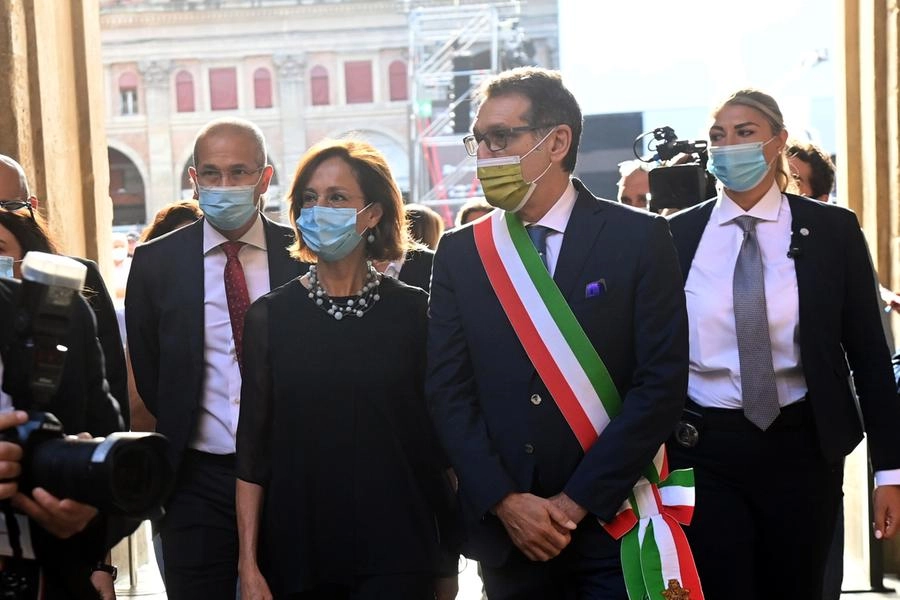 Il ministro Cartabia con il sindaco Merola alla commemorazione della strage di Bologna