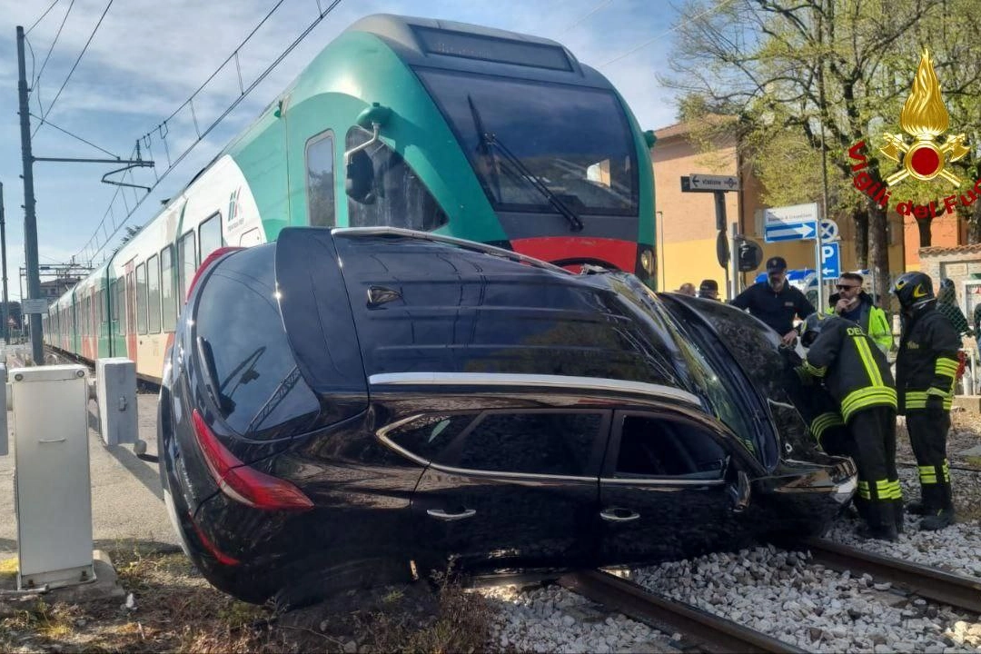 Incidente a Crespellano (Bologna): scontro auto treno