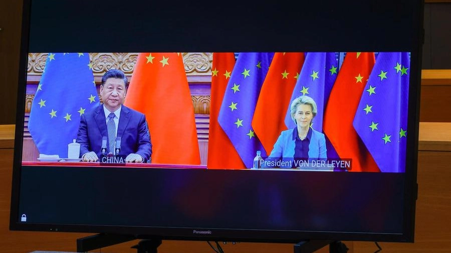 Da sinistra il premier cinese Li Keqiang e Ursula von der Leyen (Commissione Europea)
