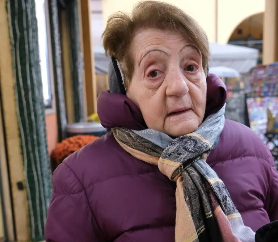 Pensionati spaventati dalle maxi-bollette "Termosifoni spenti per sopravvivere"