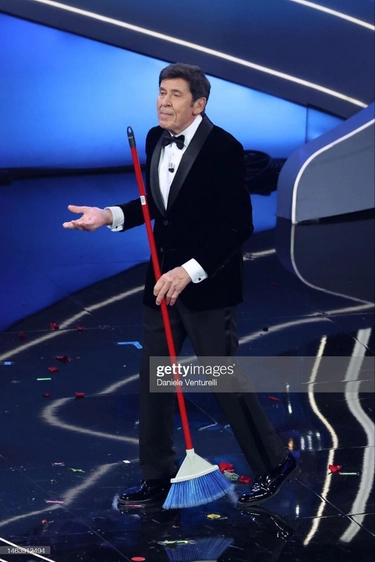 Gianni Morandi a Sanremo 2023, debutto in sordina ma fondamentale nei momenti clou