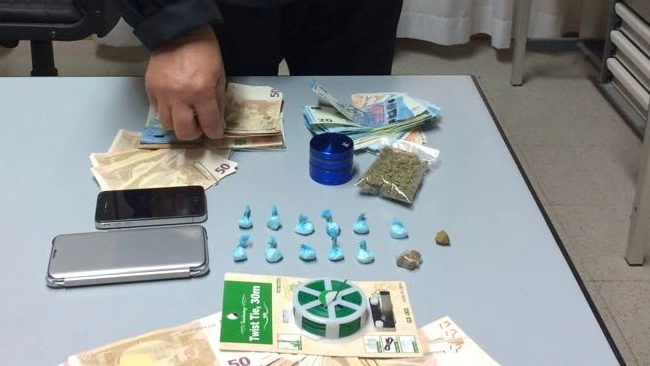 La droga e i contanti sequestrati dai carabinieri di Civitanova