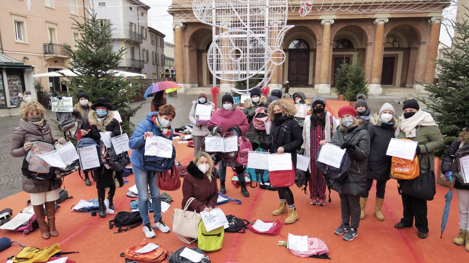Scuola, la protesta dei genitori in piazza Cavour a Rimini 