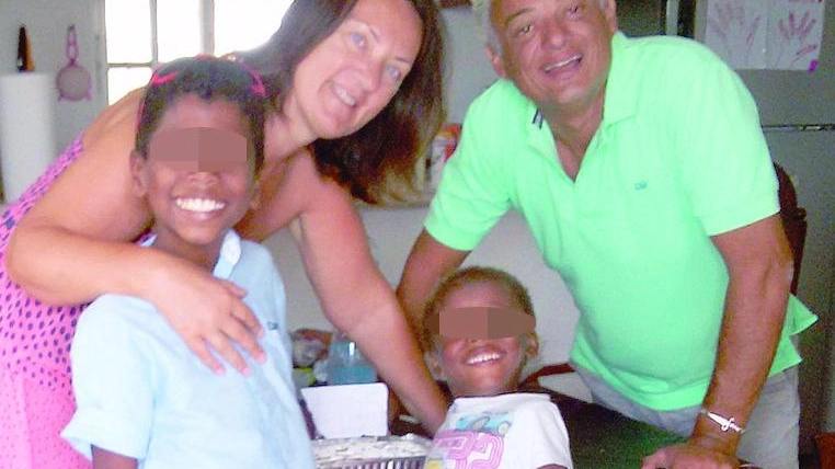 I montecosaresi Robert Corsalini e Maria Luisa Capomasi con i due bambini adottati nella Repubblica Dominicana