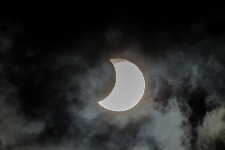 L'eclissi parziale di sole che si è ammirata in Italia