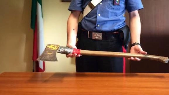 Un’accetta sequestrata nel corso di un intervento  dei carabinieri (foto di repertorio)