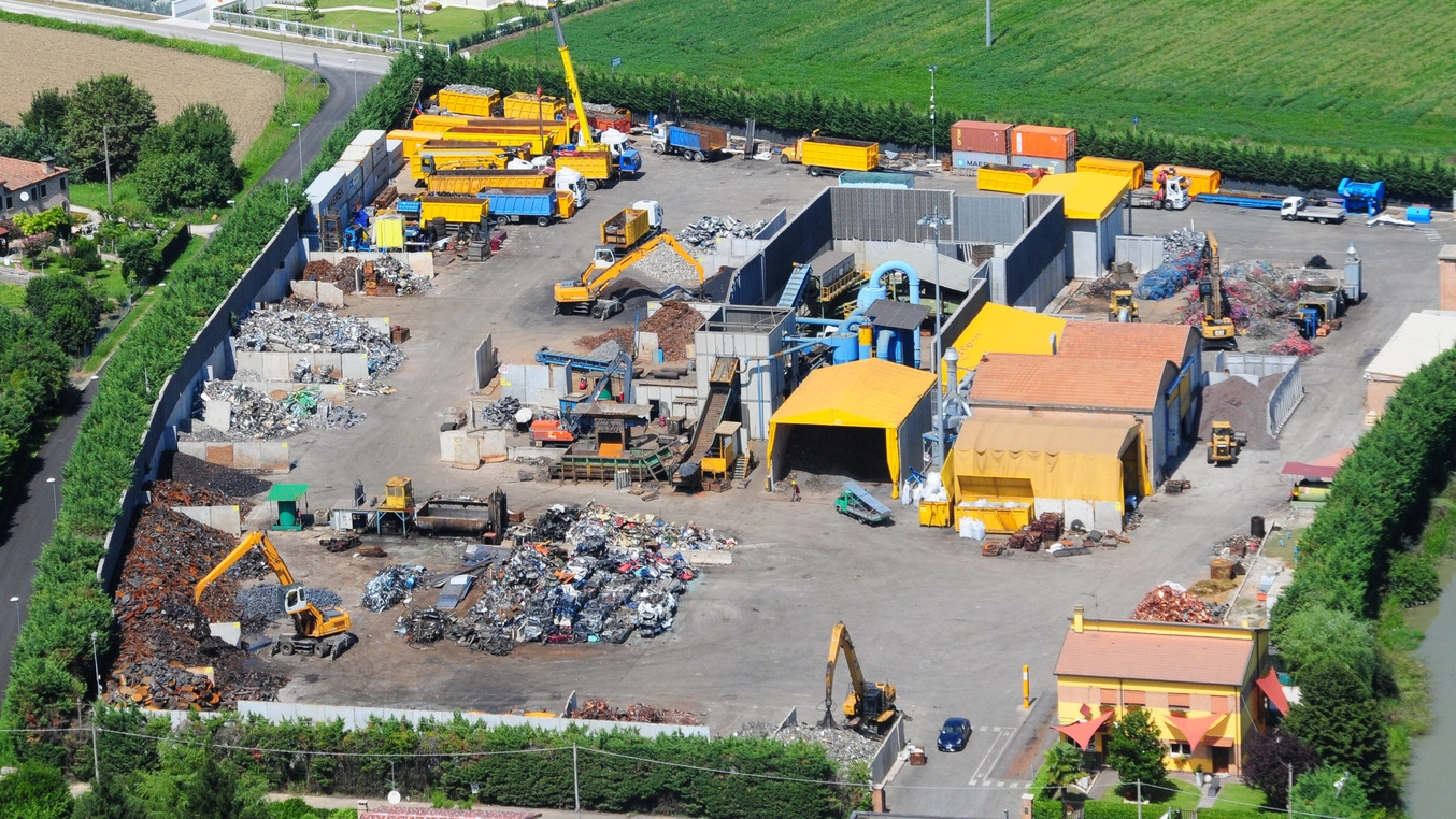 IMPRESA La foto scattata dall’alto mostra il processo di raccolta e lavorazione dei prodotti. In basso Alessandro Zoffoli