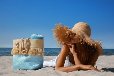 Moda estate 2023 in Riviera Romagnola, guida semiseria alle tendenze in spiaggia