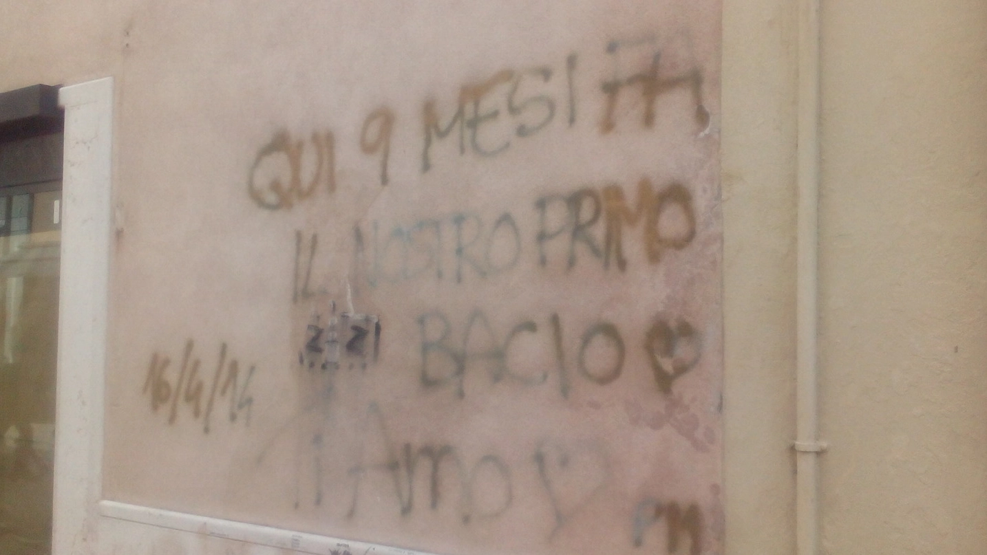 Ravenna, il muro di via Salara imbrattato dalle scritte (Foto Romin)