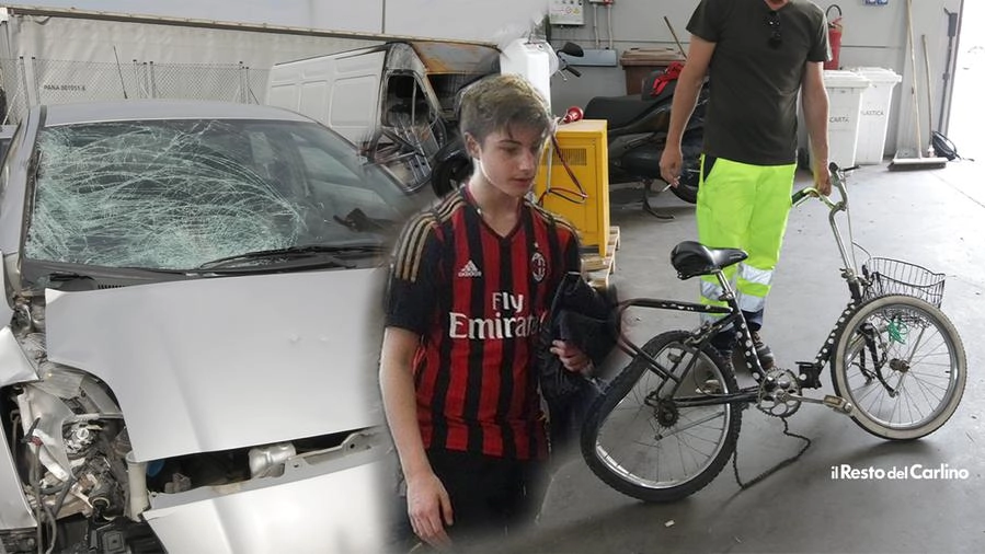 L'auto e la bici coinvolti nell'incidente: al centro la vittima Simone Bergamini