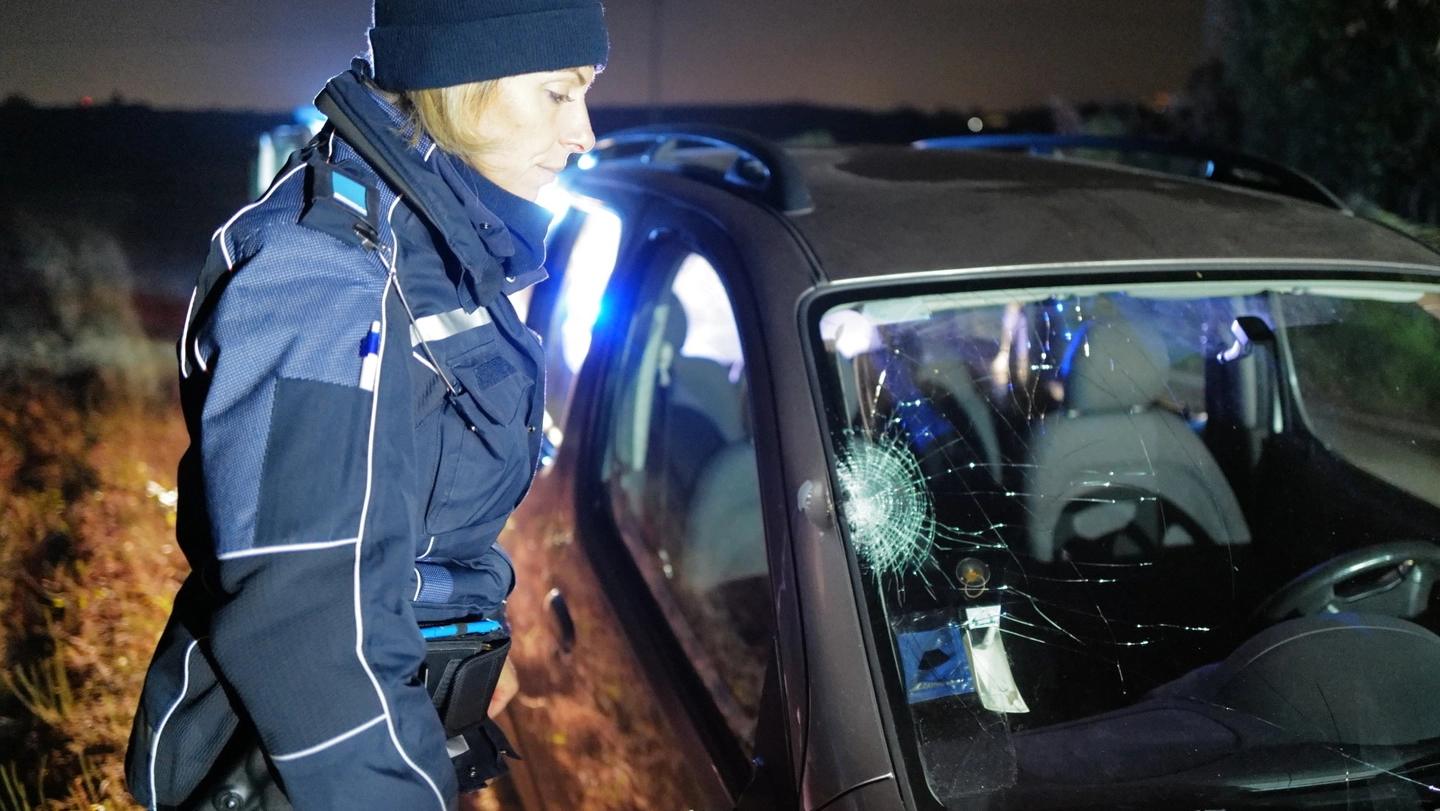 Un’agente della polizia locale vicina all’auto che ha travolto il medico (Frasca)