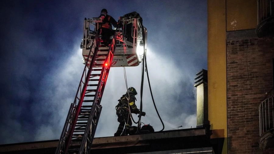 Incendio nella notte: intervento dei Vigili del fuoco