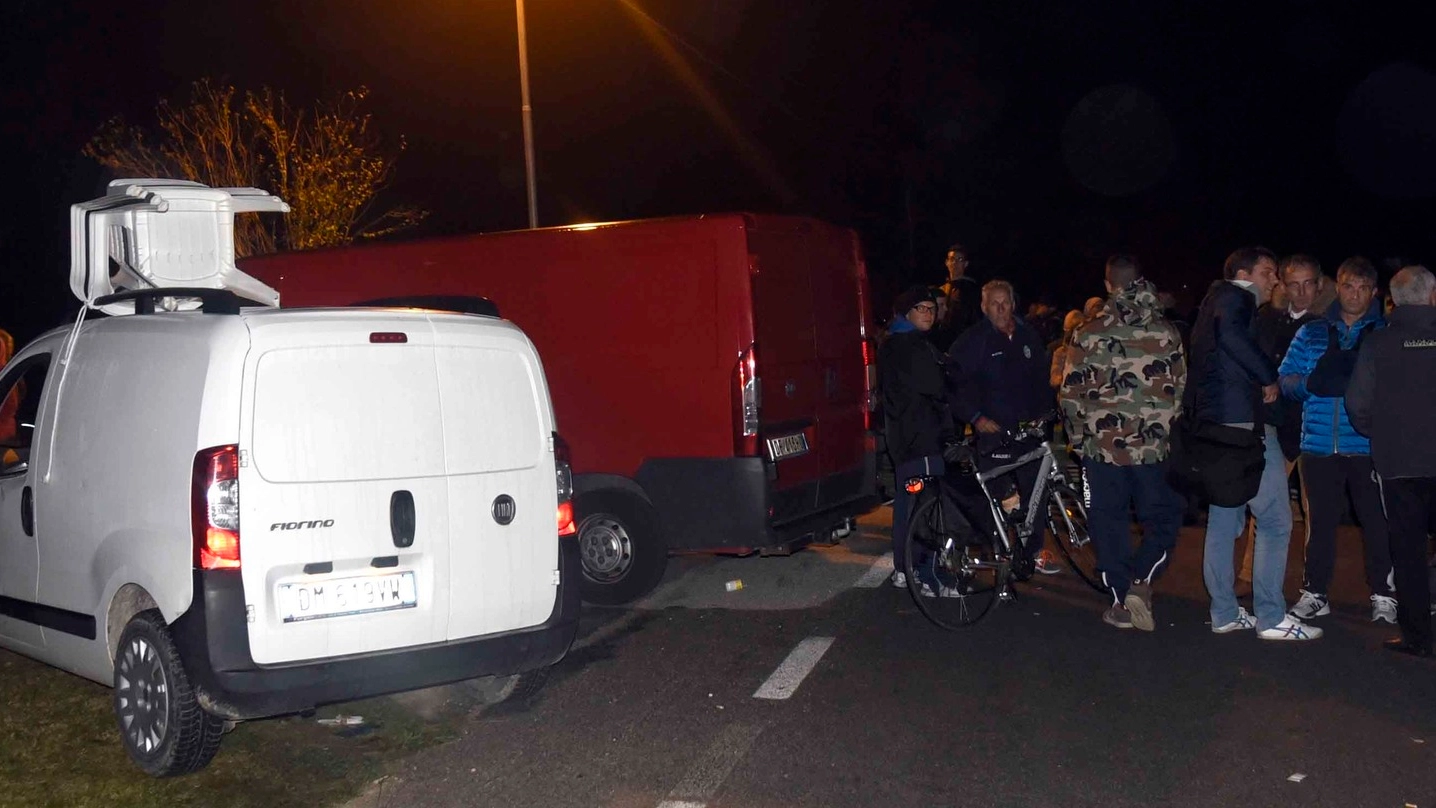 Il presidio fra Goro e Gorino per bloccare l’arrivo di 11 dobbe profughe (Foto Businesspress)