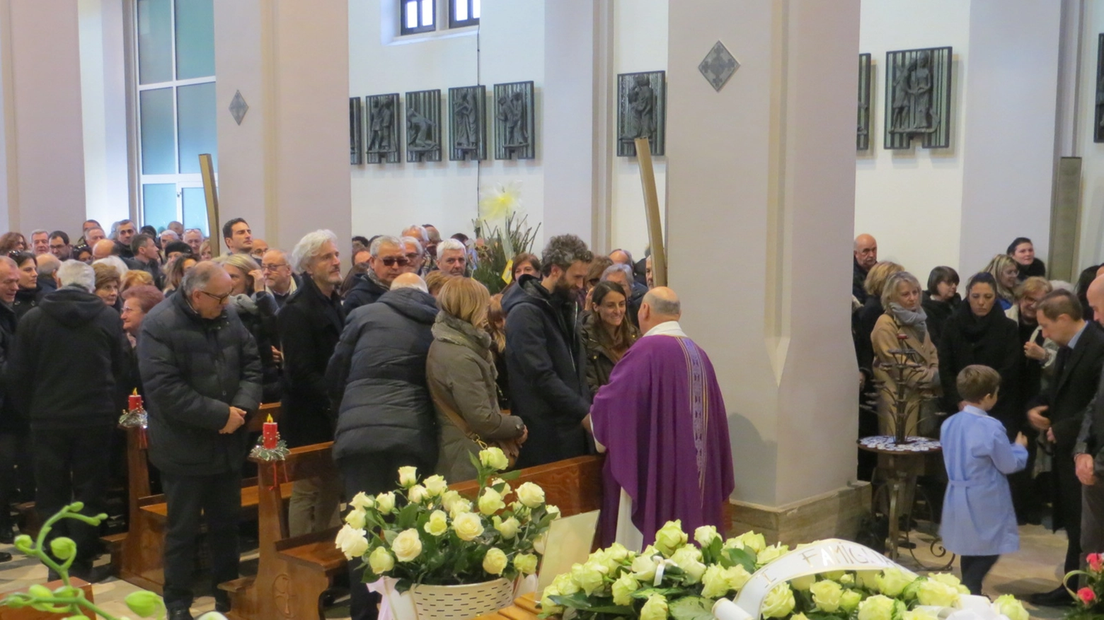 La chiesa Santa Croce gremita per l'estremo saluto alla maestra Elisa Rondina