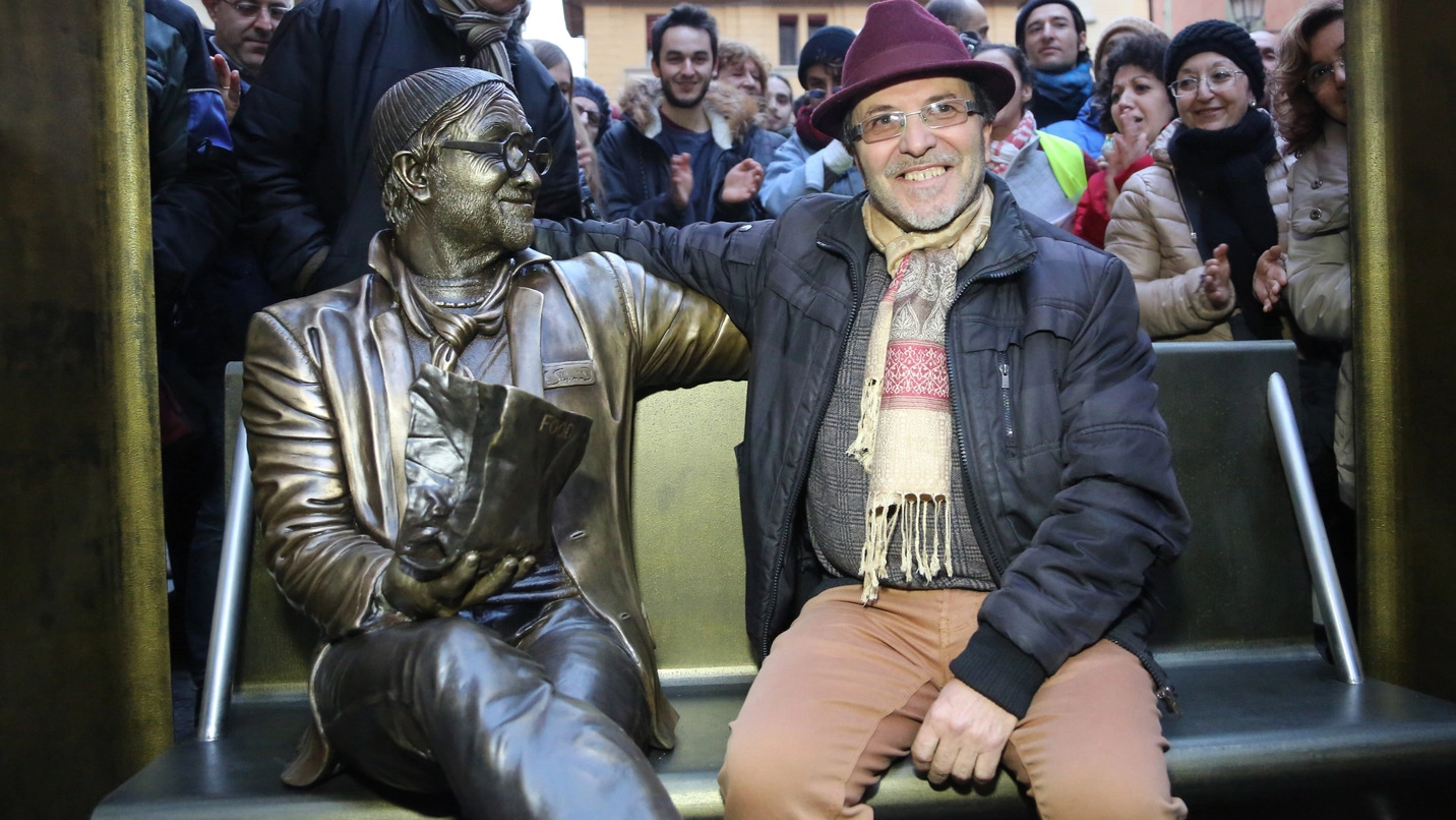 Lo scultore Carmine Susinni con la sua opera dedicata a Lucio Dalla (Foto Schicchi)
