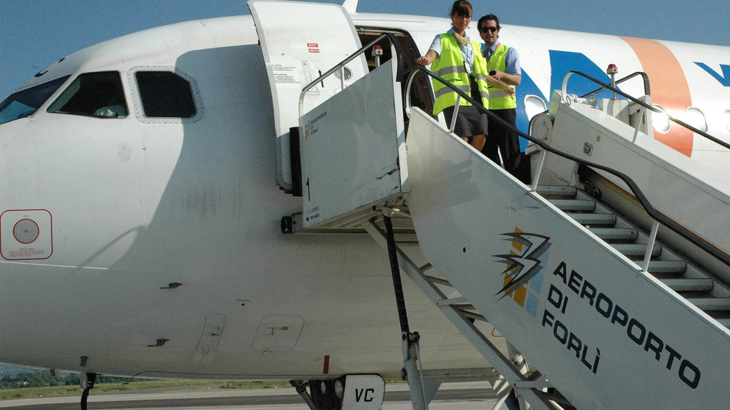 F.A., la società  di gestione del Ridolfi, stringe i tempi per riportare allo scalo  gli aerei: l’ultimo volo risale  a fine marzo 2013
