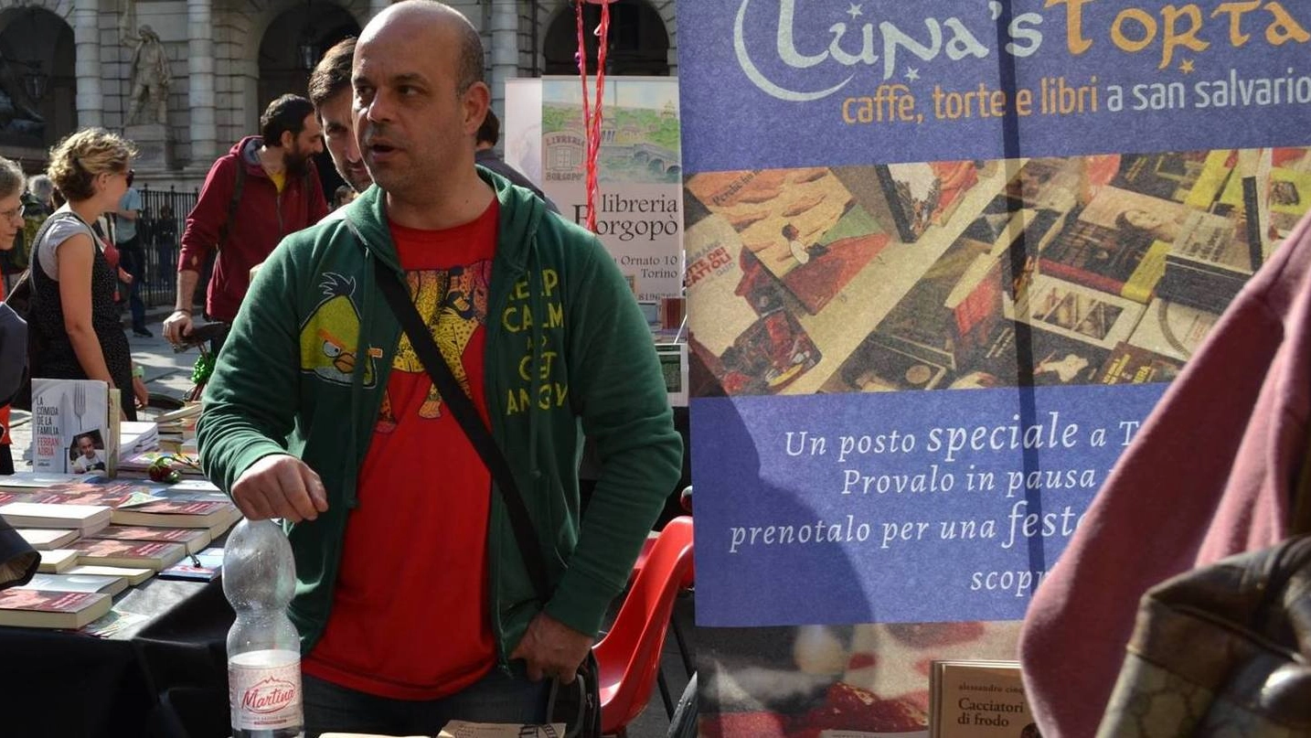 Beppe Marchetti durante un mercatino di libri