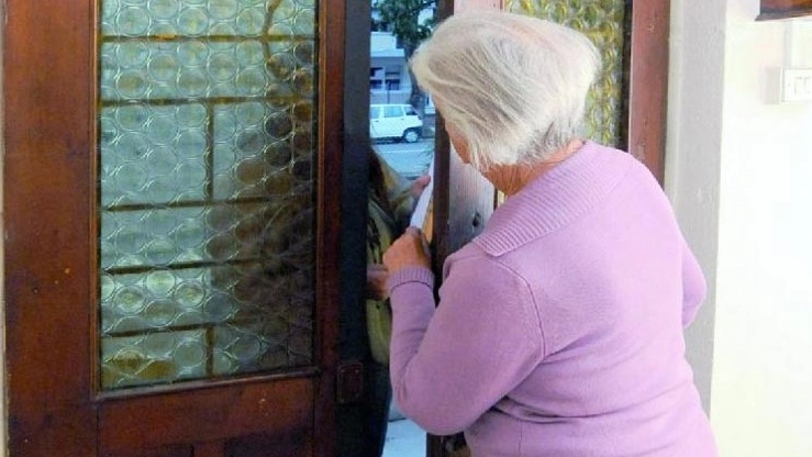 Una foto generica di truffa ai danni di una anziana 