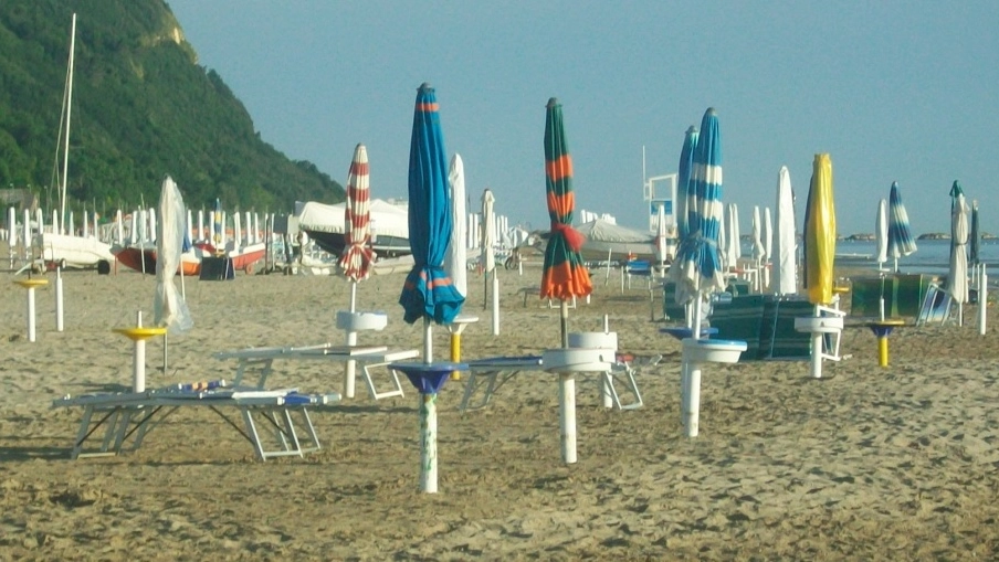 La spiaggia libera, ma ’occupata’ da ombrelloni e lettini, a Sottomonte Ardizio