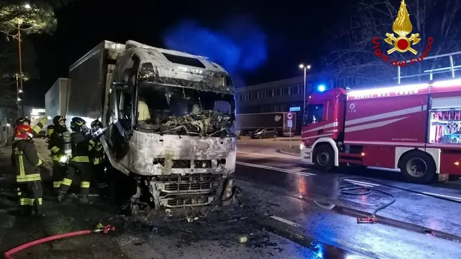 Il camion andato a fuoco