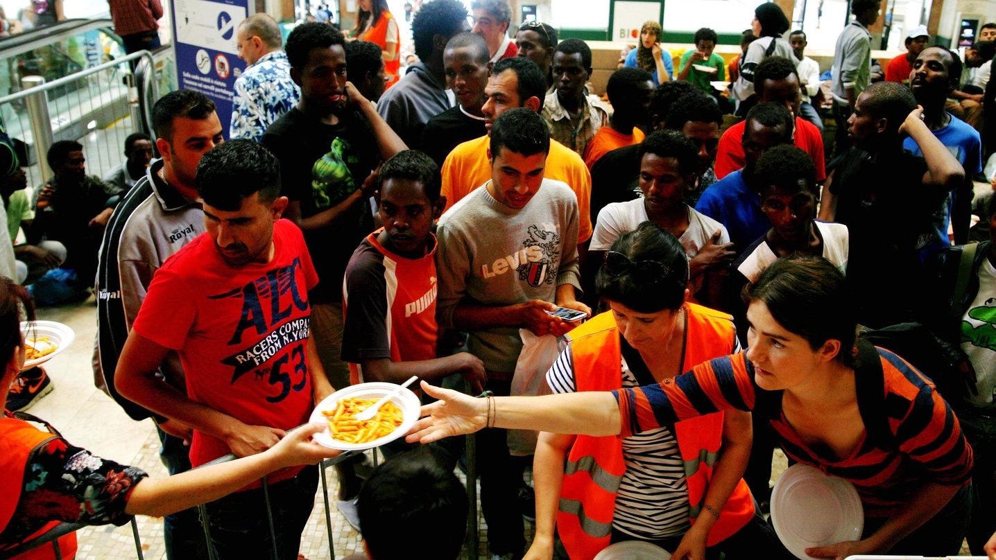La distribuzione del cibo agli stranieri (foto di repertorio)