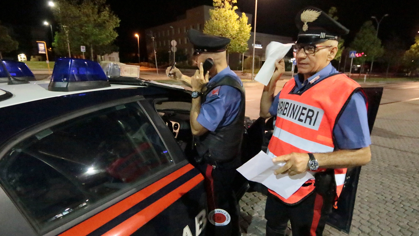  In via Emanuele Filiberto sono arrivate le pattuglie di carabinieri e polizia (foto d’arc