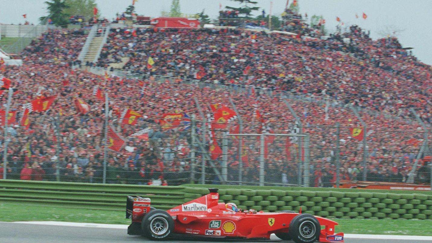 La Ferrari passa davanti a un muro rosso a Imola