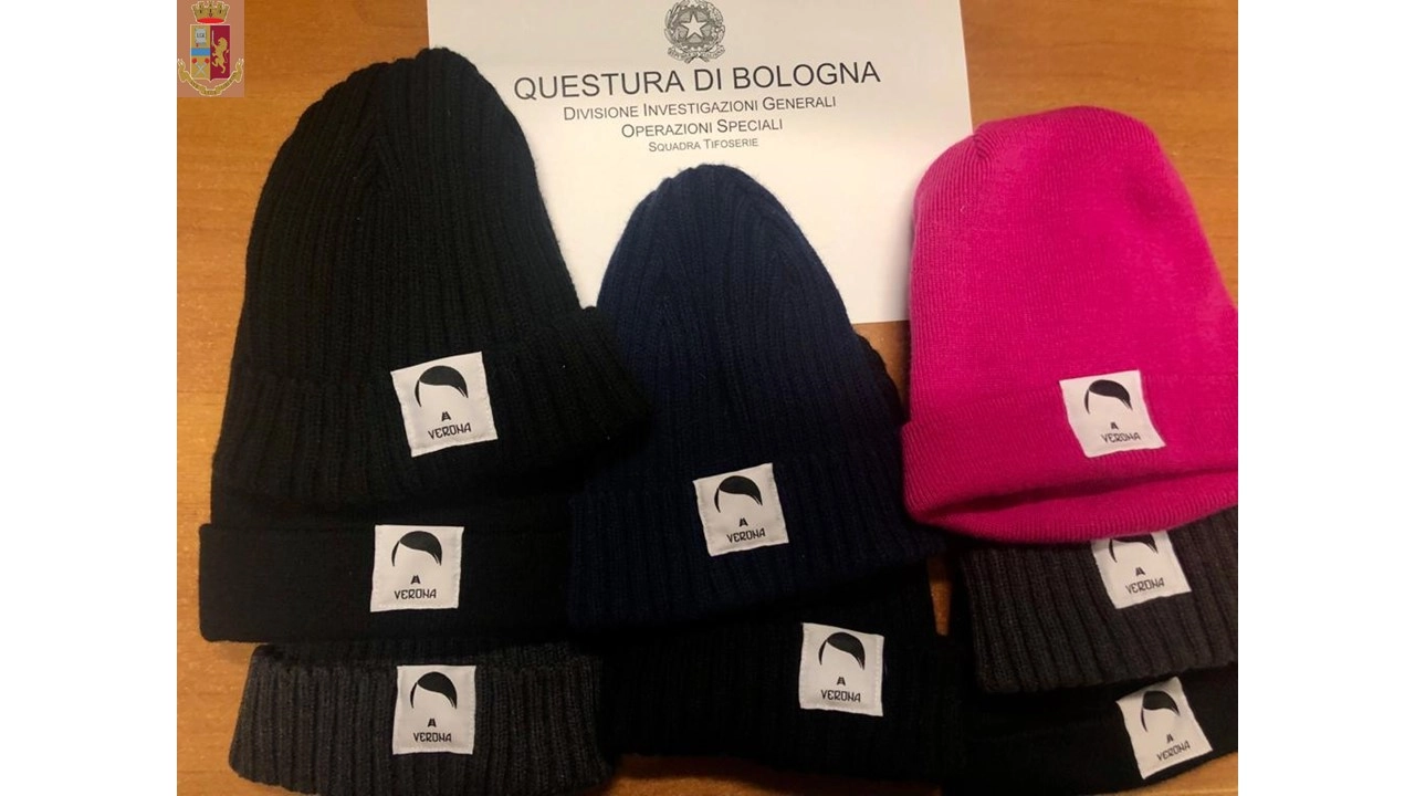 I cappelli sequestrati dalla Digos in occasione di Bologna Verona