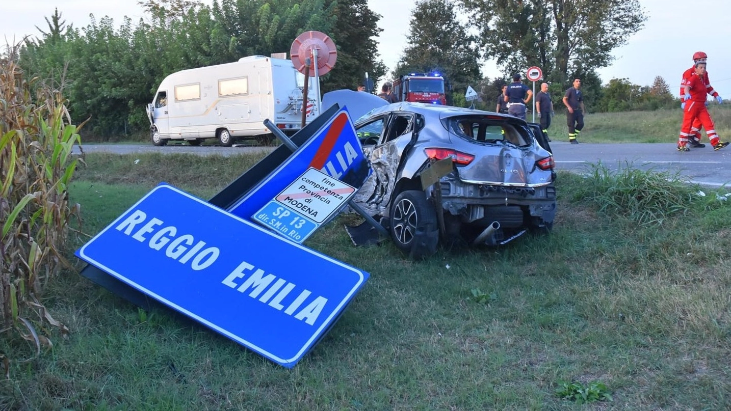 L’auto ha abbattuto il cartello che delimita il confine fra Reggio e Modena