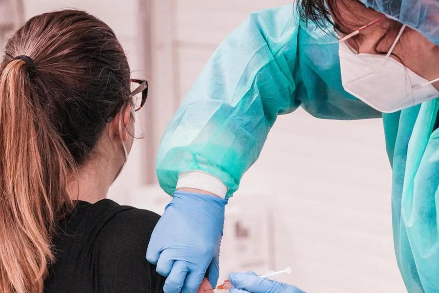 Nei centri Ausl vengono eseguite 1.200 vaccinazioni al giorno contro il Covid 