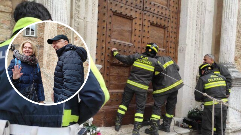 Vigili del fuoco e polizia locale liberano i due turisti dalla chiesa di San Domenico; nel tondo, i due turisti (foto Il Ducato)