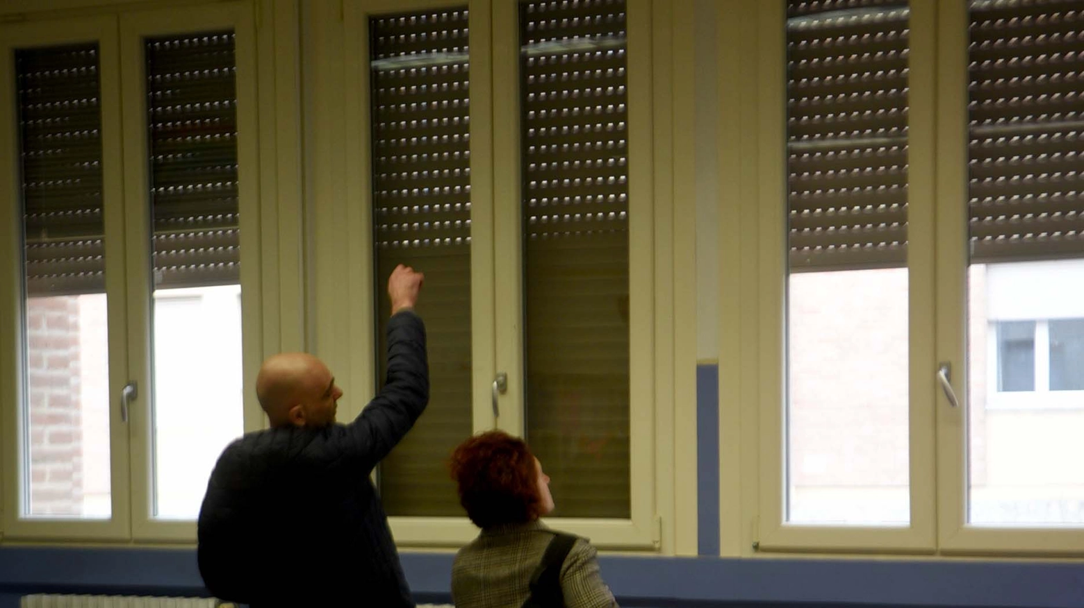 Un tecnico del Comune e l’assessore Cristina Corazzari osservano la finestra