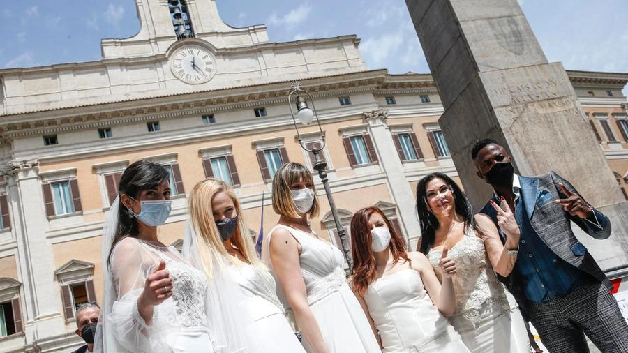 Una proteste dei lavoratori del 'Wedding' davanti a Montecitorio (Ansa)