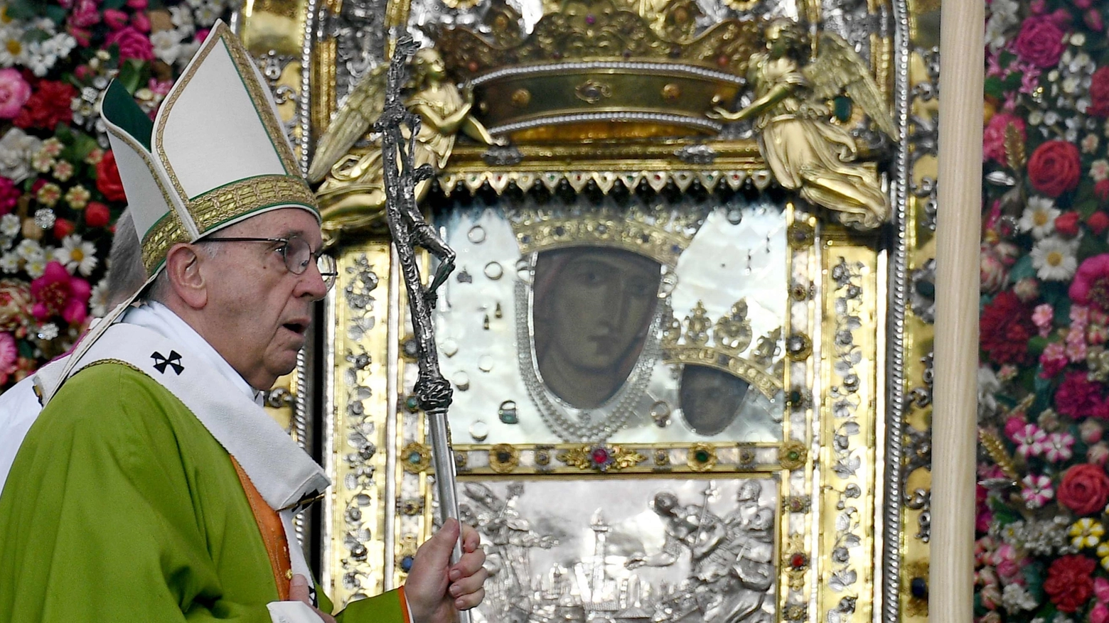 Il papa di fronte alla Madonna di San Luca, allo stadio Dall'Ara