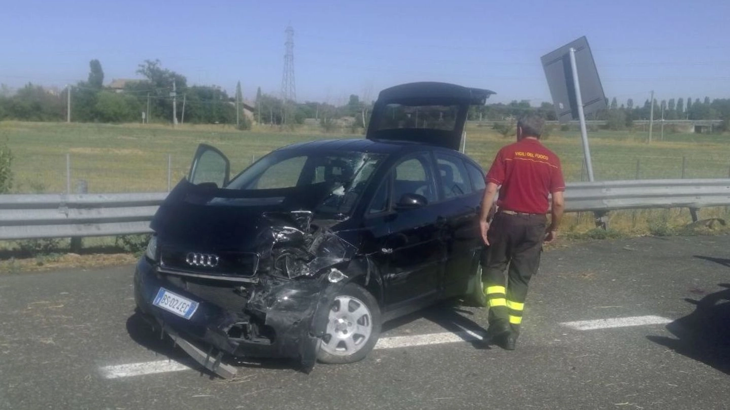 Modena, l’auto colpita dal pezzo di ferro staccatosi da un tir