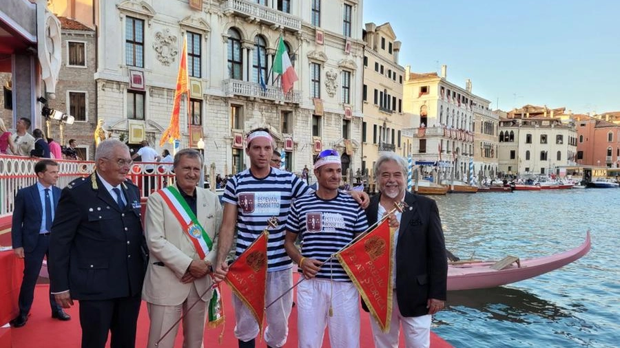 Regata Storica Venezia 2022: vincitori con gondolino Rosa Andrea Ortica e Jacopo Colombi