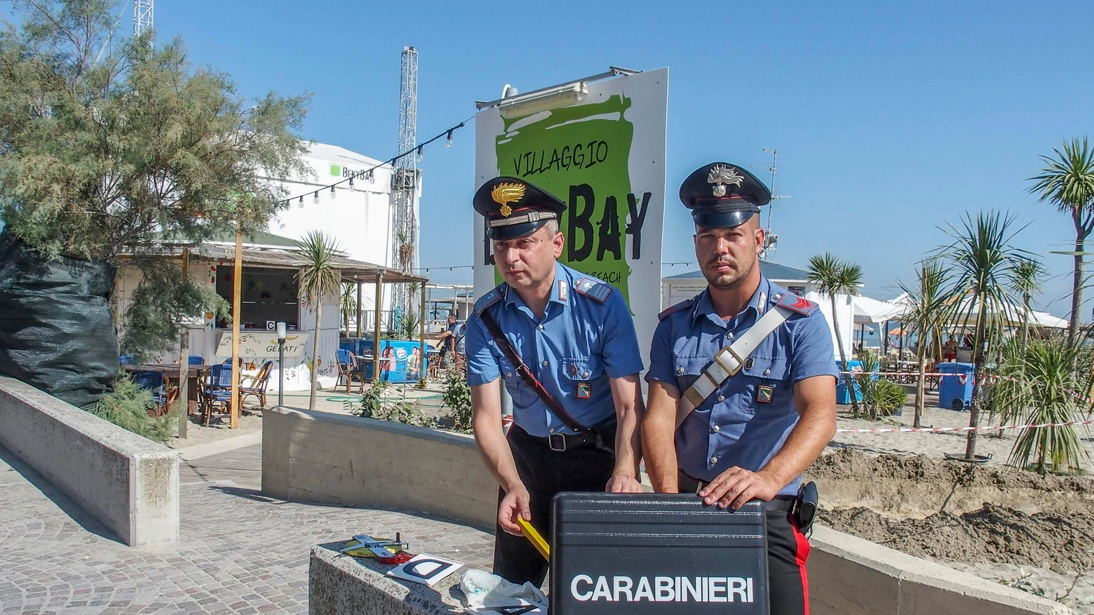 I carabinieri davanti al Beky Bay (Foto PasqualeBove)