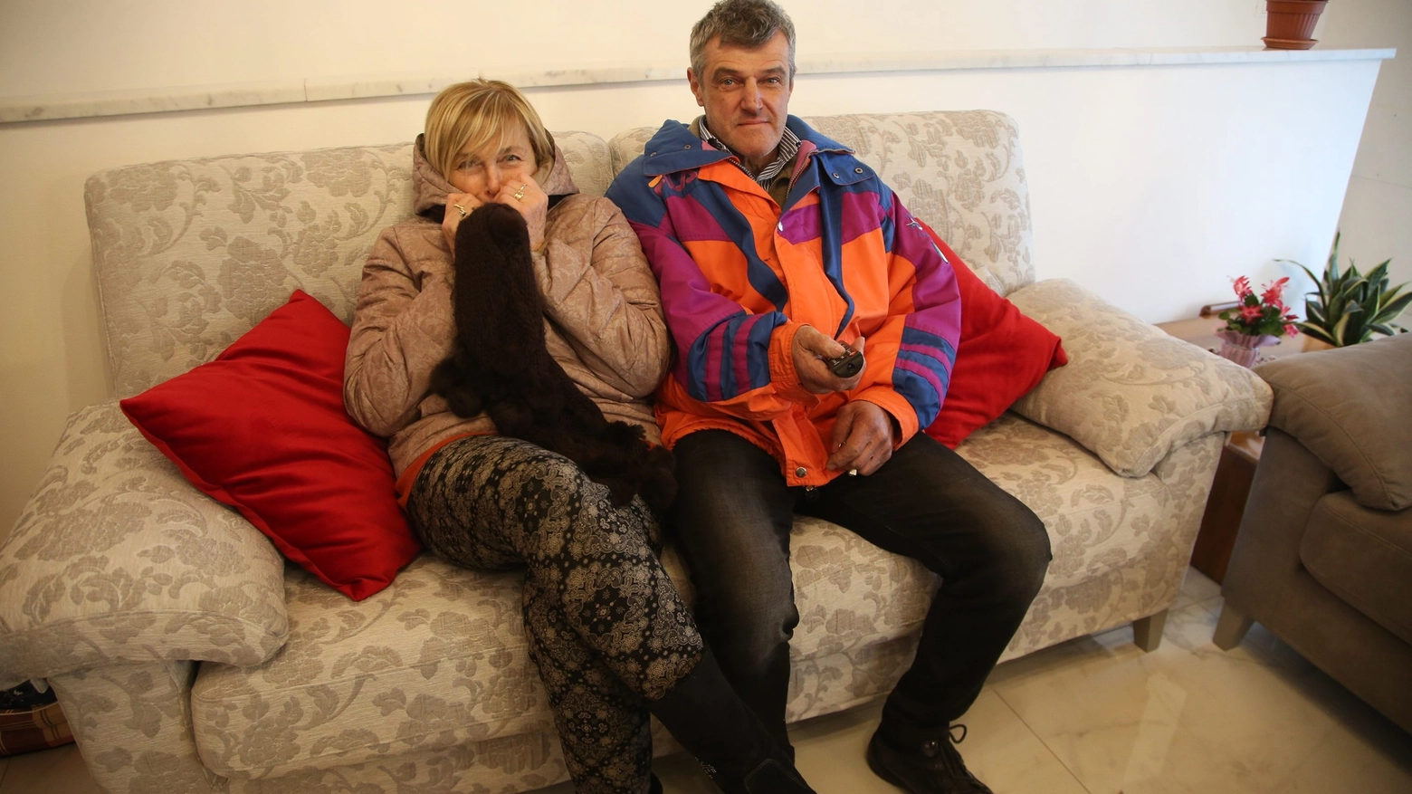 Sandra Mariani e Daniele Brighi, in casa con il giubbotto