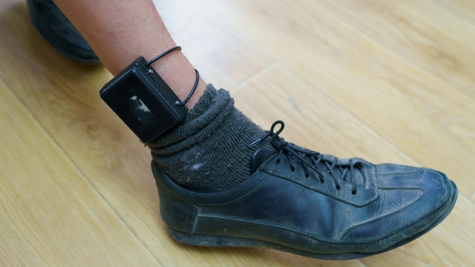 Il 'braccialetto elettronico' usato per gli arresti domiciliari: l'evaso è riuscito a toglierselo e a fuggire