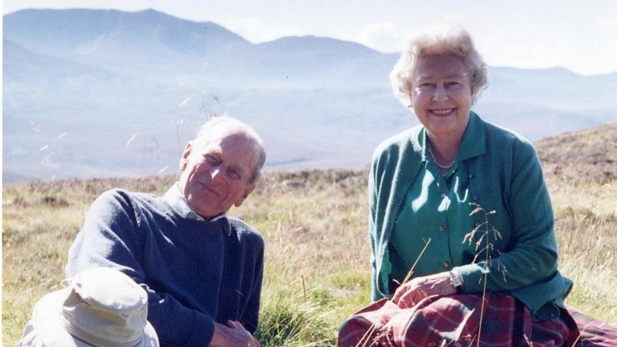 La regina Elisabetta con il marito Filippo, duca di Edimburgo (Ansa)