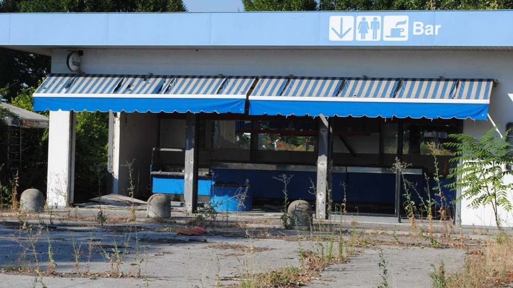 La stazione di servizio abbandonata sulla Transpolesana, presa di mira dai ladri 