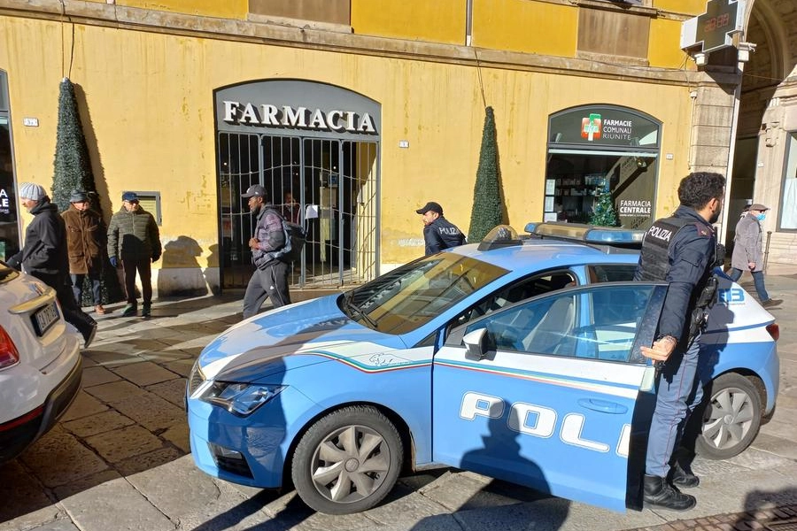 Reggio Emilia, rapina alla farmacia in Piazza Duomo