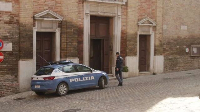 La polizia in pieno centro a Osimo