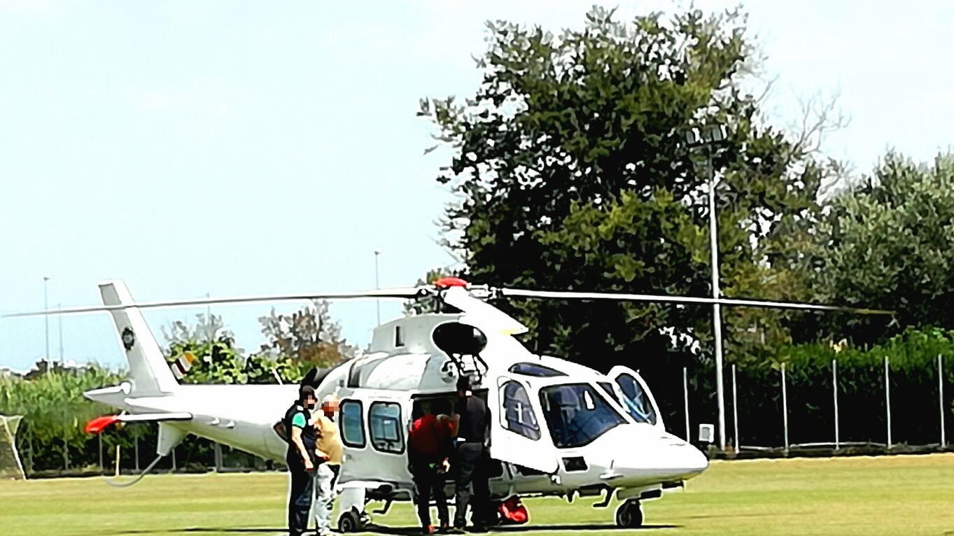 L'elicottero al campo sportivo pronto a caricare il ragazzino (foto Zeppilli)